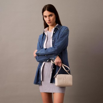 CALVIN CLEIN BEJ KADIN SS25 ÇANTA SCULPTED EW CAMERA LV04K3036GGN9