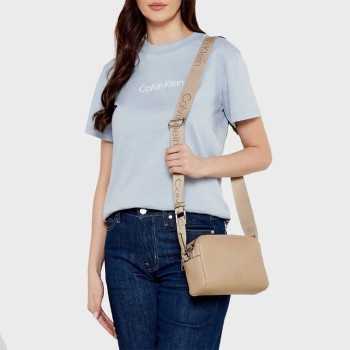 CALVIN CLEIN BEJ KADIN ÇANTA SS25 ULTRALIGHT EW DBLE ZIP CAMERA LV04K3124GPBF